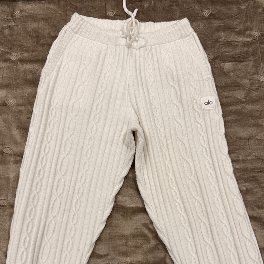 ALO Yoga Women’s Cream Cable Knit Joggers